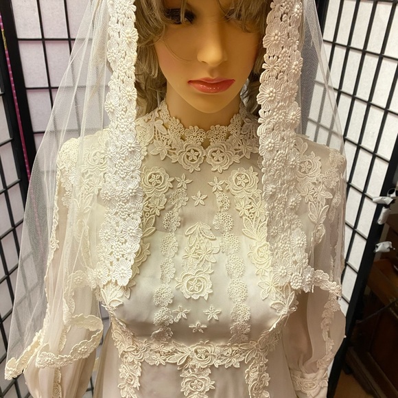Exquisite Vintage Custom Ivory Wedding Dress/Veil - Picture 3 of 16